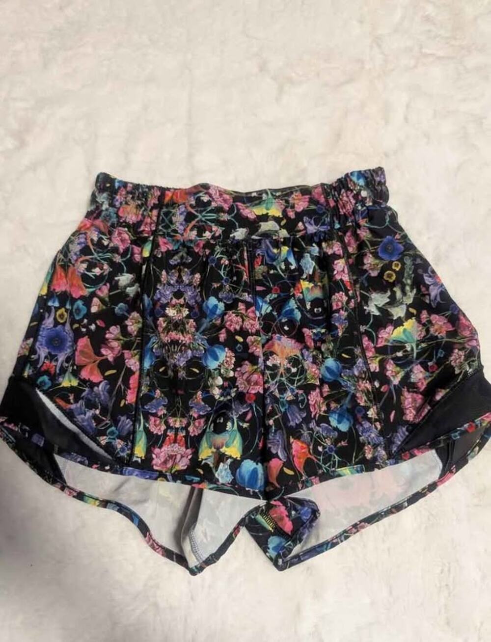 Lululemon hotty hot shorts size 4